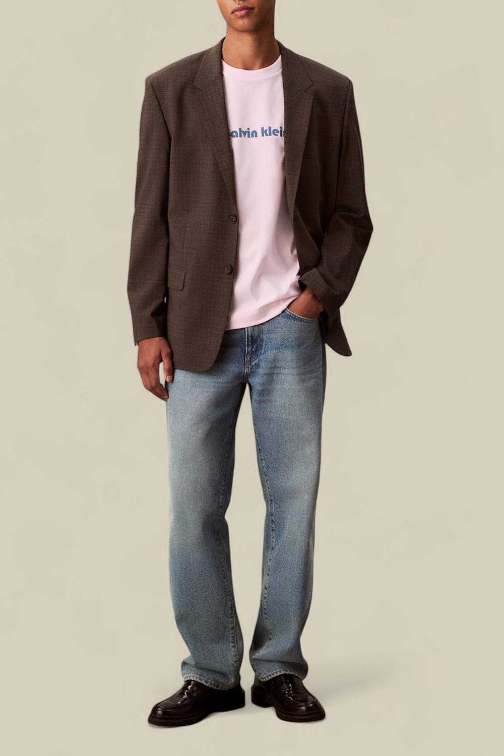 תמונת כל הלוק של חולצת טי